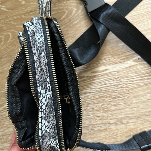 Fanny pack, cross body bag - Picture 4 of 4